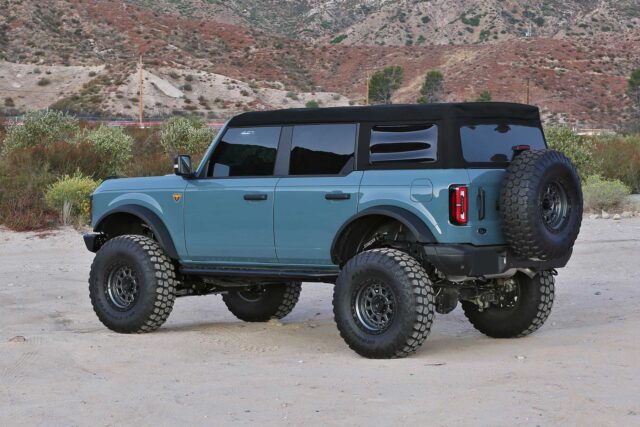 Fabtech 6in Lift Kit w/ Dirt Logic 2.5 Resi Coilovers 21-24 Ford Bronco | K2396DL