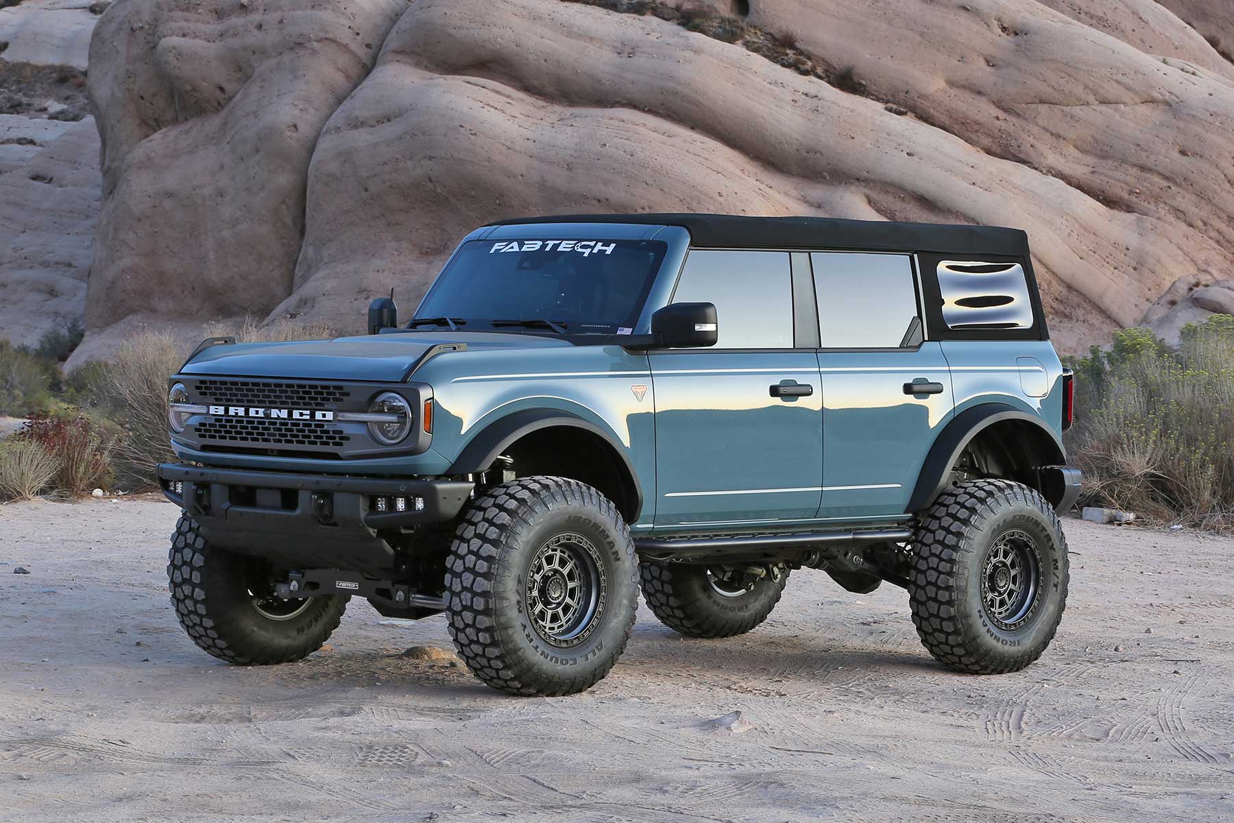 Fabtech 6in Lift Kit w/ Dirt Logic 2.5 Resi Coilovers 21-24 Ford Bronco | K2396DL